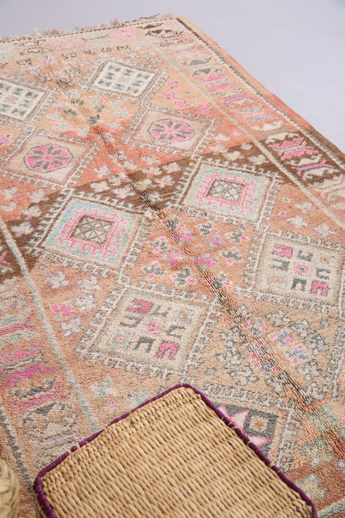 Pfirsichfarbener Vintage Boujaad Teppich 4,4 FT x 8,5 FT - marokkanischer Vintage Teppich - handgemachter Teppich - Berberteppich aus Marokko - alter Boho Teppich - Vintage Tribal Teppich
