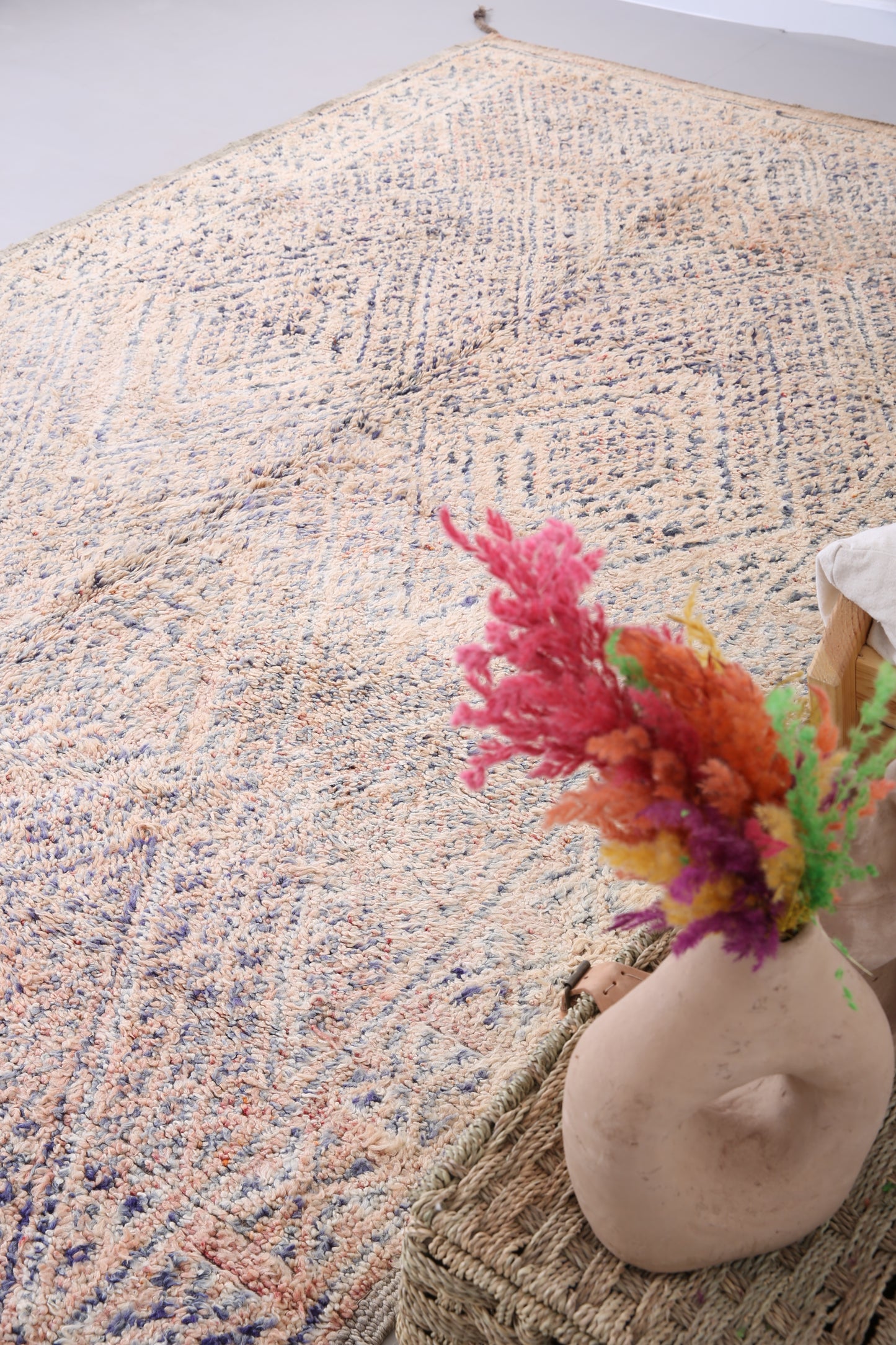 Großer blasser Beni Mguild Teppich 6,4 FT x 12,5 FT - marokkanischer Vintage Teppich - handgemachter Tribal Teppich - alter Boho Teppich - marokkanischer Berberteppich - 70er Jahre Teppich