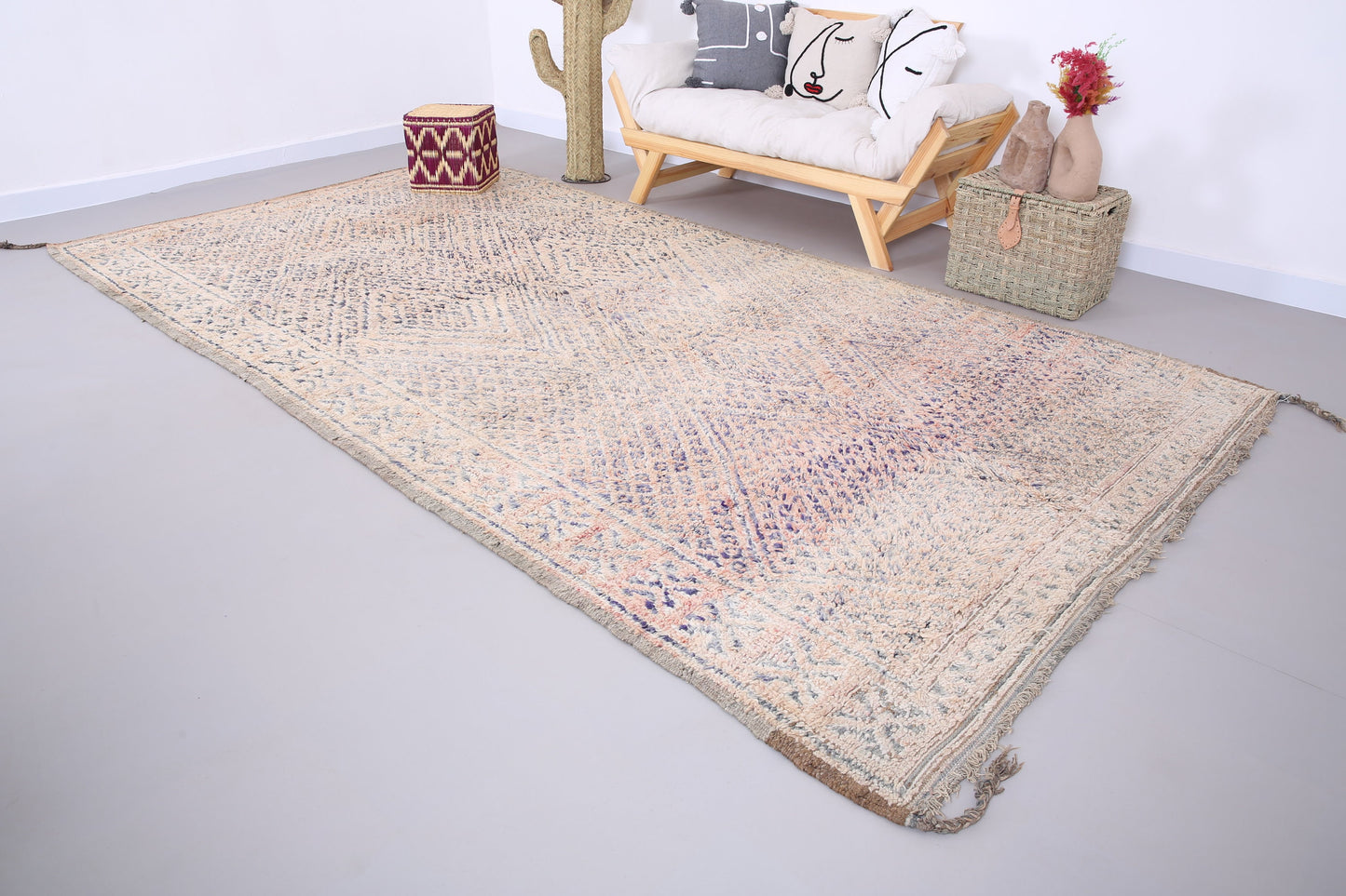 Großer blasser Beni Mguild Teppich 6,4 FT x 12,5 FT - marokkanischer Vintage Teppich - handgemachter Tribal Teppich - alter Boho Teppich - marokkanischer Berberteppich - 70er Jahre Teppich