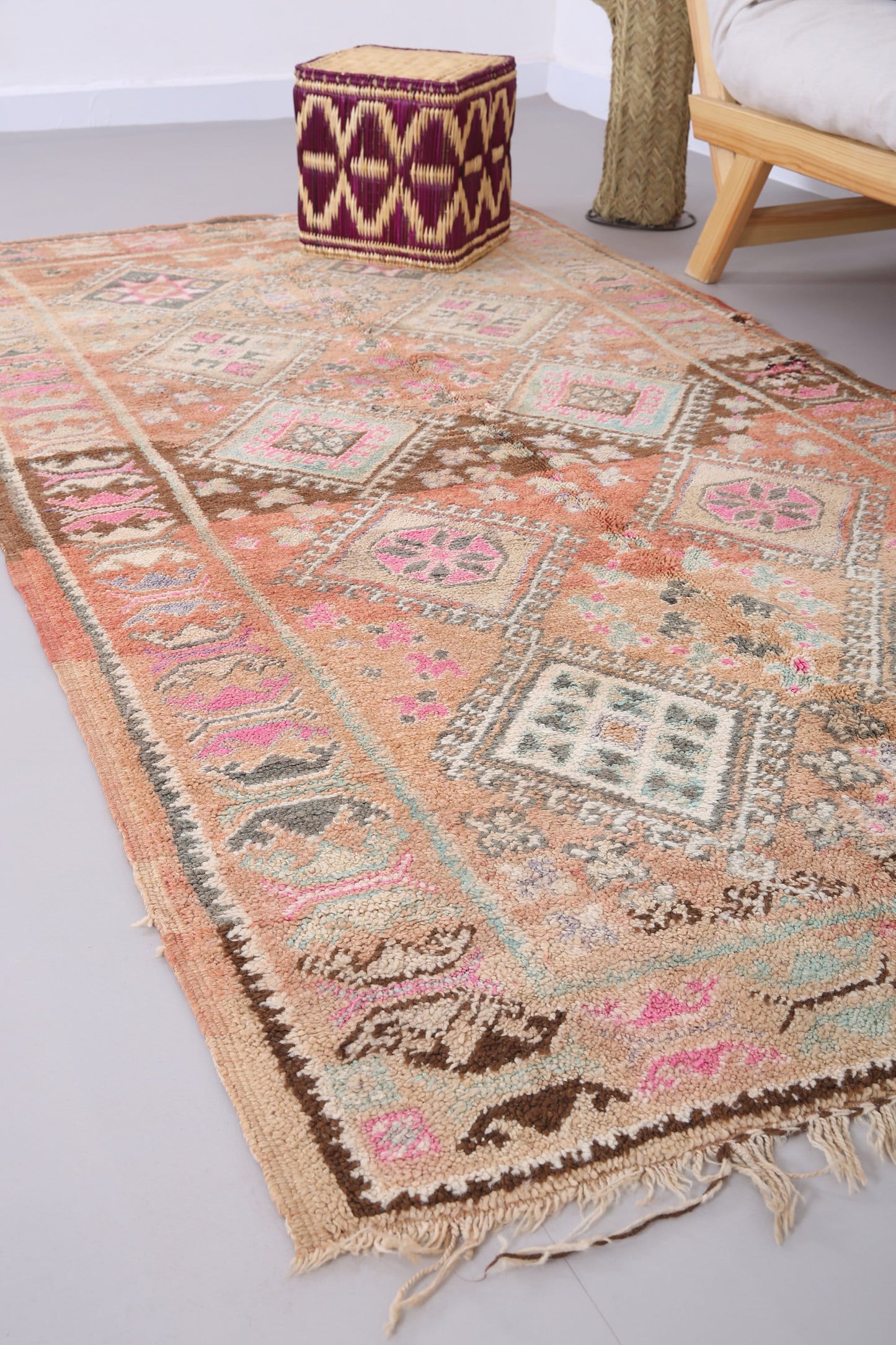 Pfirsichfarbener Vintage Boujaad Teppich 4,4 FT x 8,5 FT - marokkanischer Vintage Teppich - handgemachter Teppich - Berberteppich aus Marokko - alter Boho Teppich - Vintage Tribal Teppich